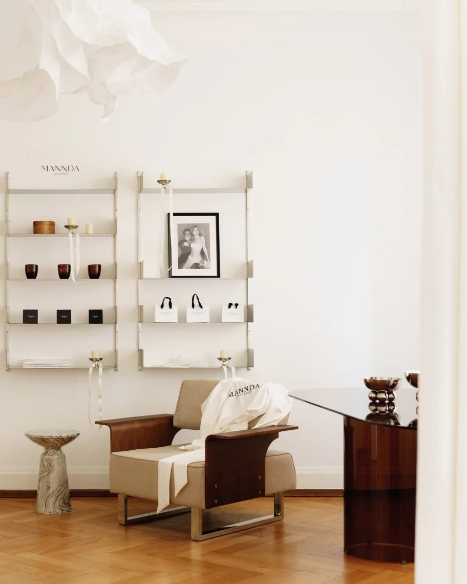 Présentoir accessoires Mannda inox -scénographie boutique robes de mariée Metz