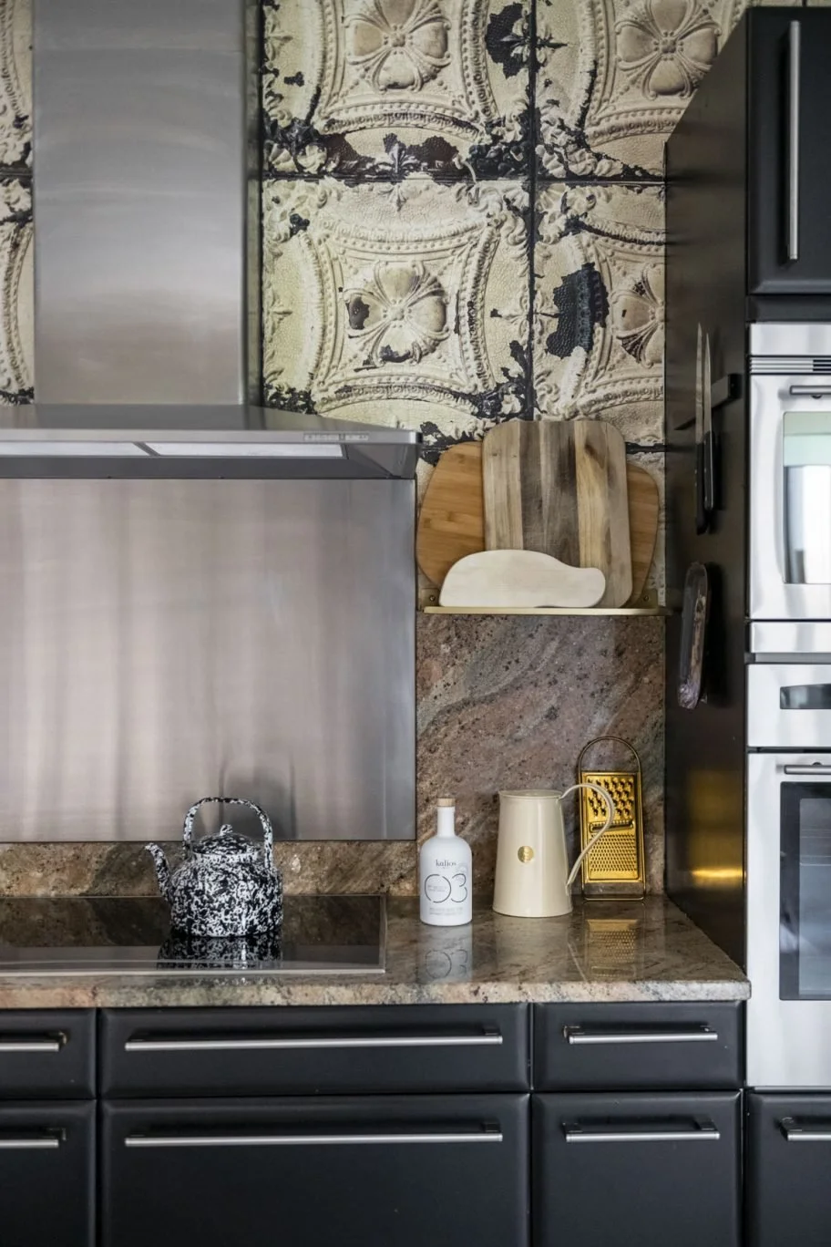 Cuisine carreaux ornementaux et inox — maison Bear Metz · Mélanie Trinkwell