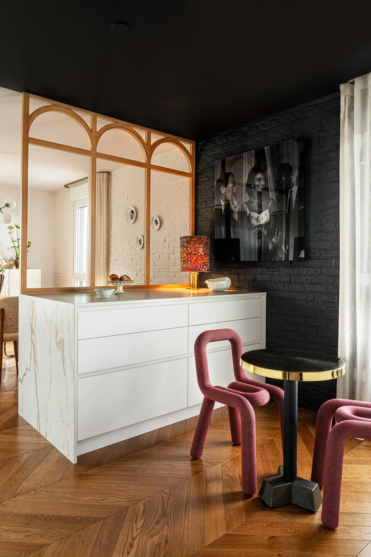 Claustra sur-mesure cuisine blanche et bois — appartement Rocky Yutz · rénovation résidentielle Mélanie Trinkwell