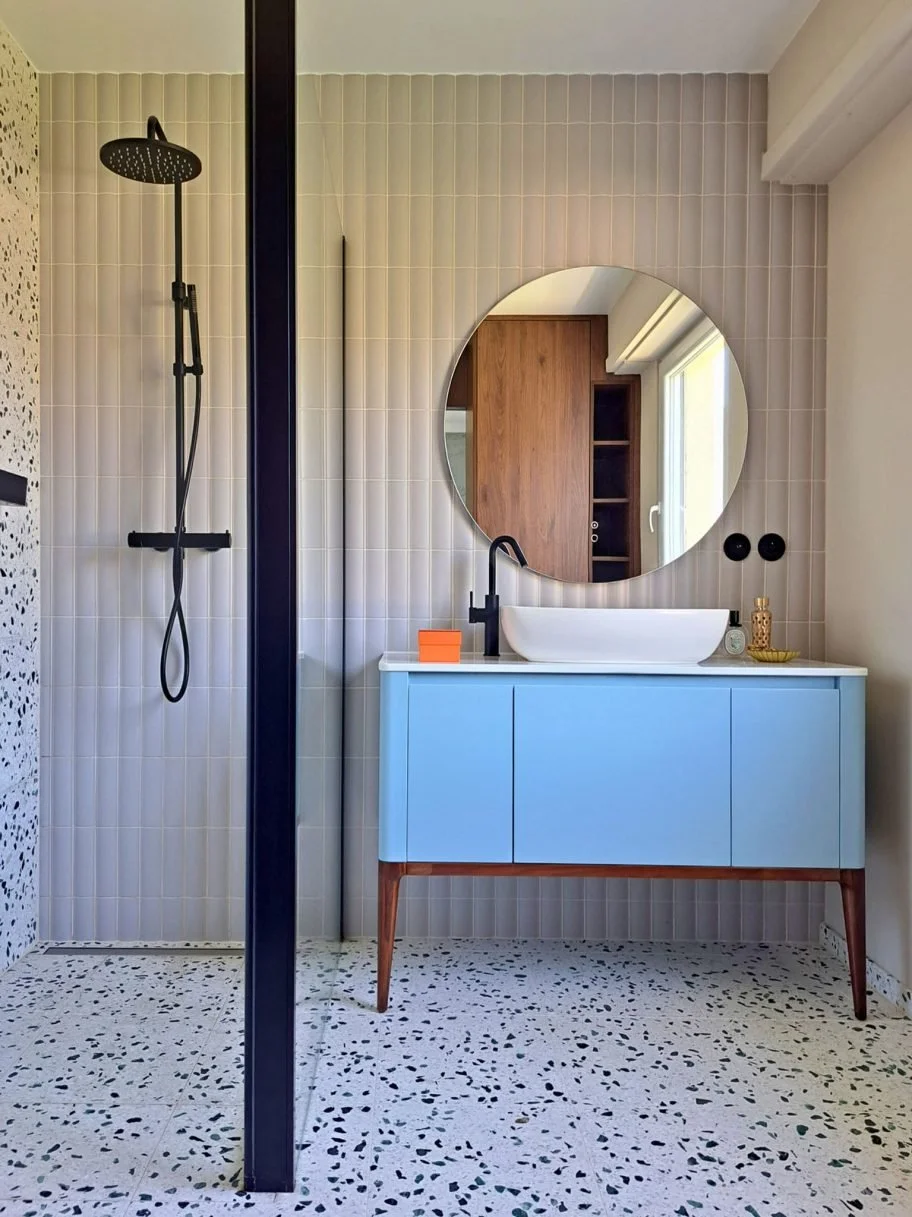 Salle de bain terrazzo et meuble bleu — maison Dora Luxembourg · design résidentiel
