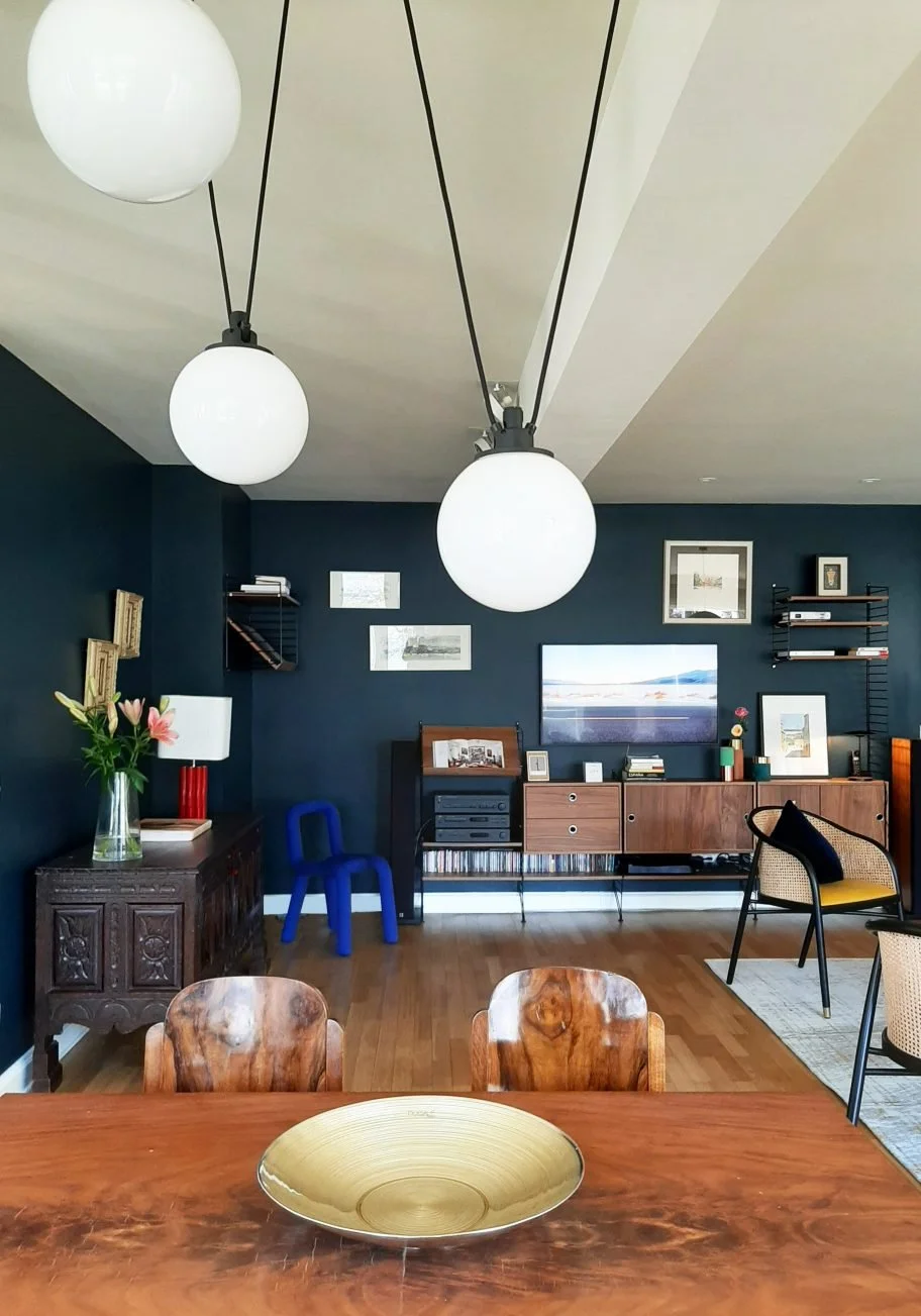 Salon appartement Adolphe Luxembourg — suspensions globes et mobilier vintage · Mélanie Trinkwell