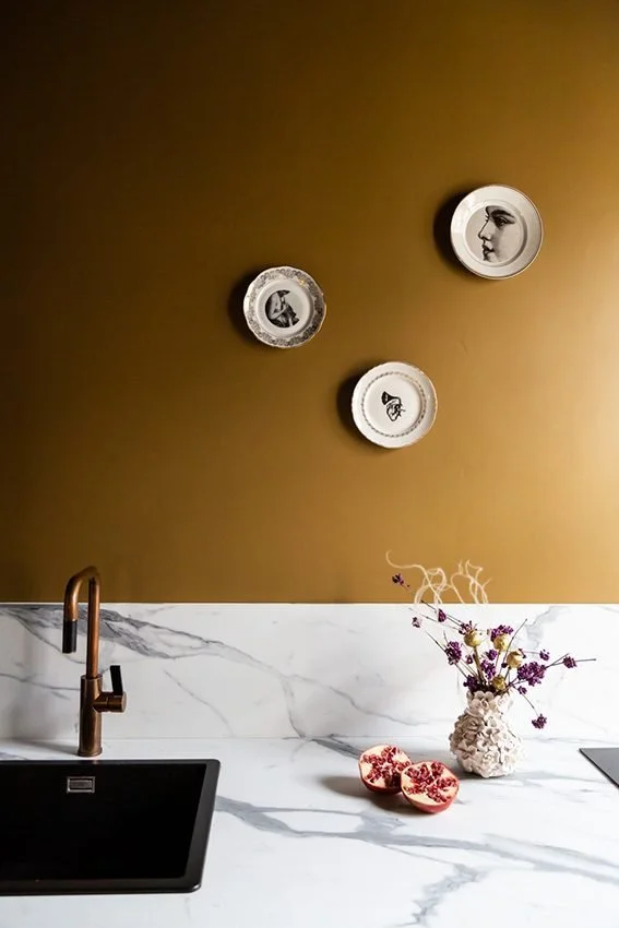 Mur olive et assiettes décoratives — Bossuet Metz · design résidentiel Mélanie Trinkwell