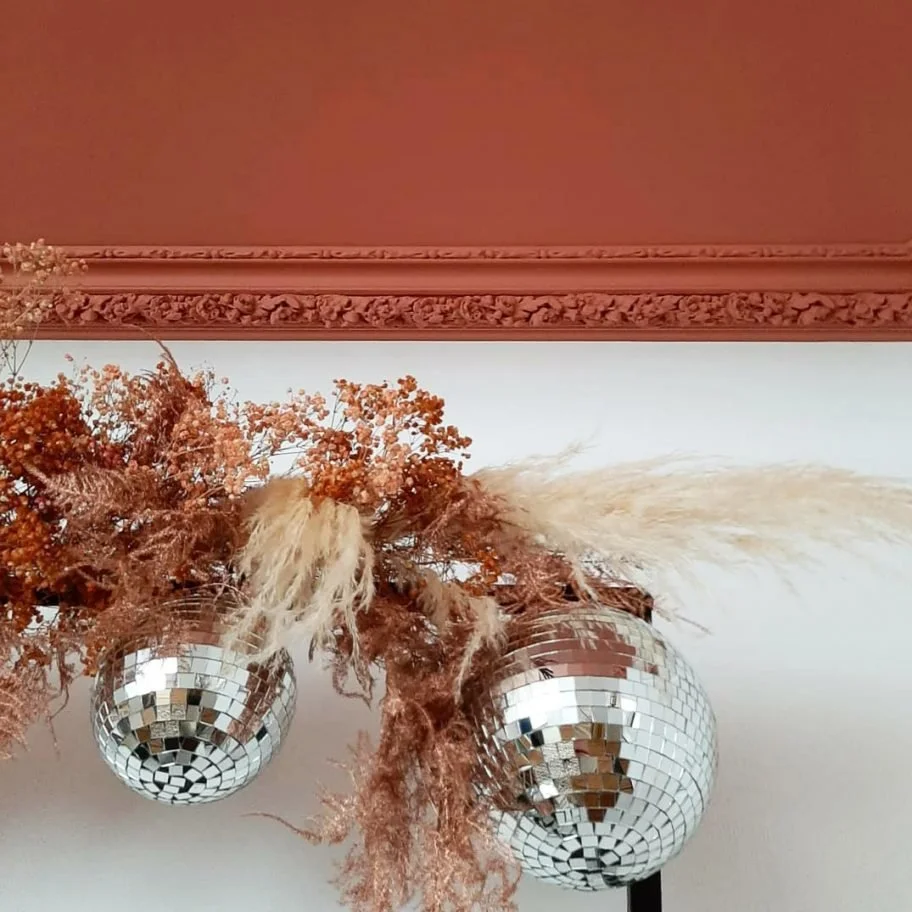 Boule disco décor floral moulures plâtre floral terracotta - ancien showroom Mannda Metz reconverti · Mélanie Trinkwell Studio