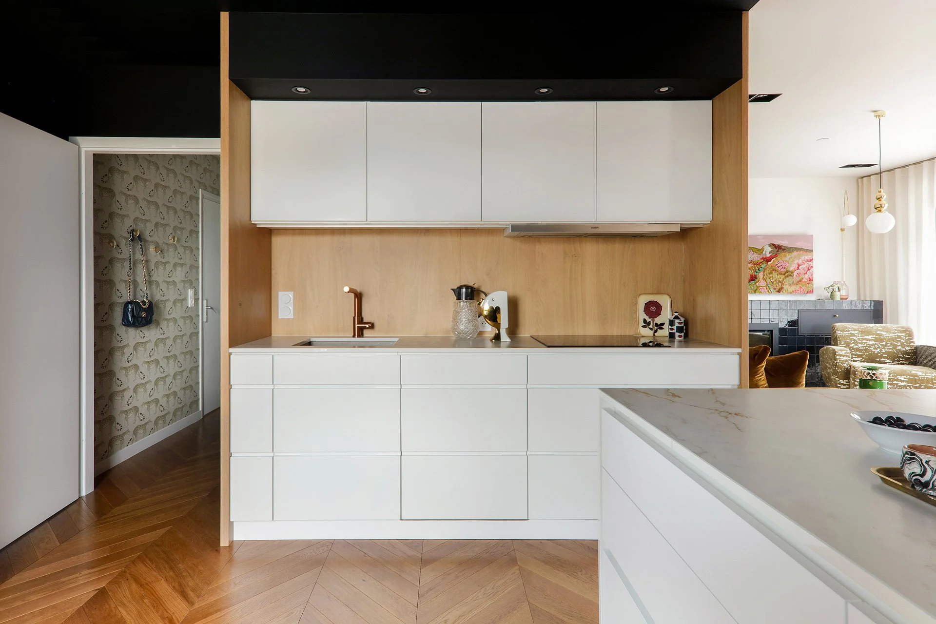 Cuisine blanche et bois — appartement Rocky Yutz · rénovation résidentielle Mélanie Trinkwell