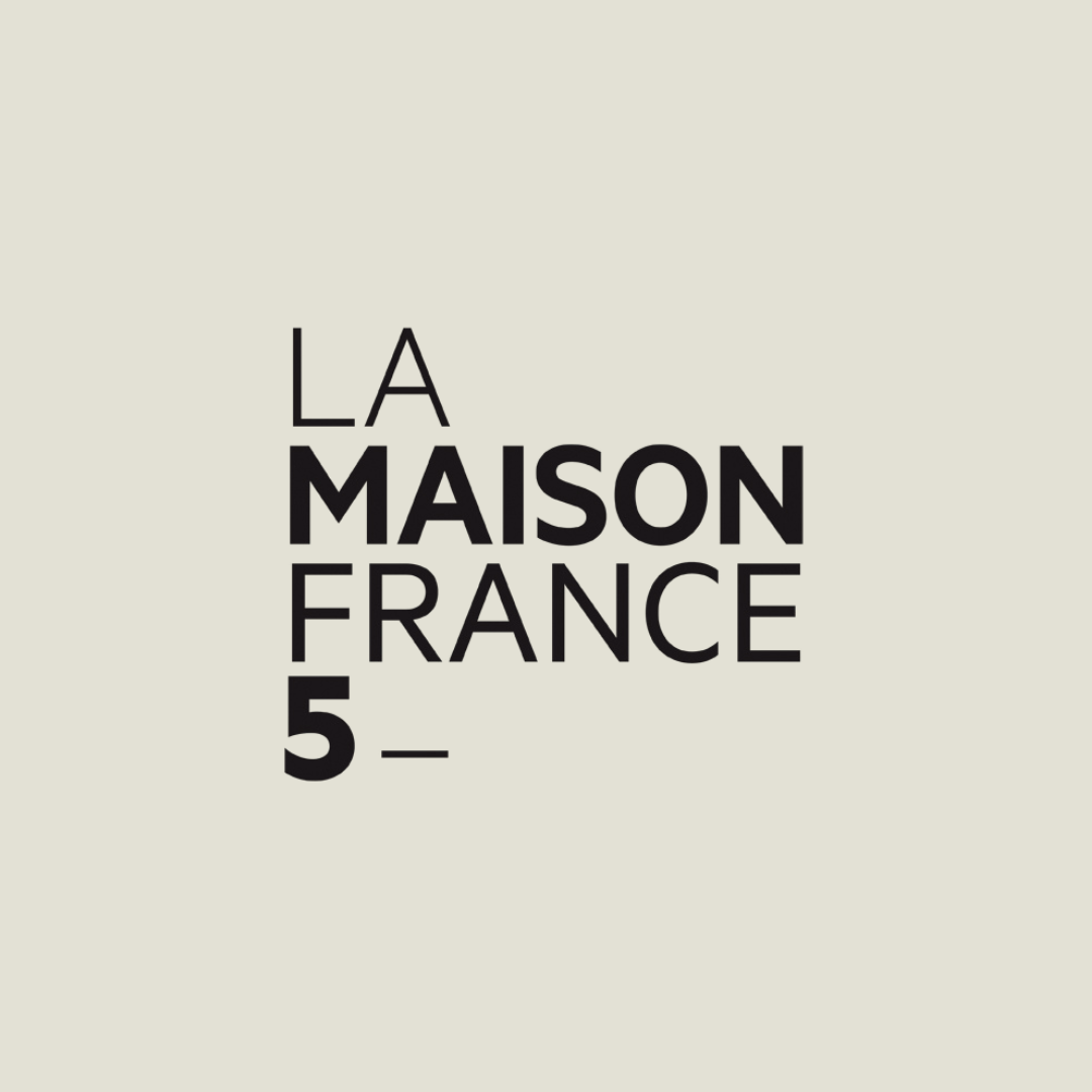 Texte indiquant "La Maison France 5" sur un fond clair