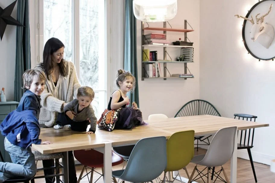 Famille dans cuisine design — maison Smala Sceaux · design résidentiel Mélanie Trinkwell