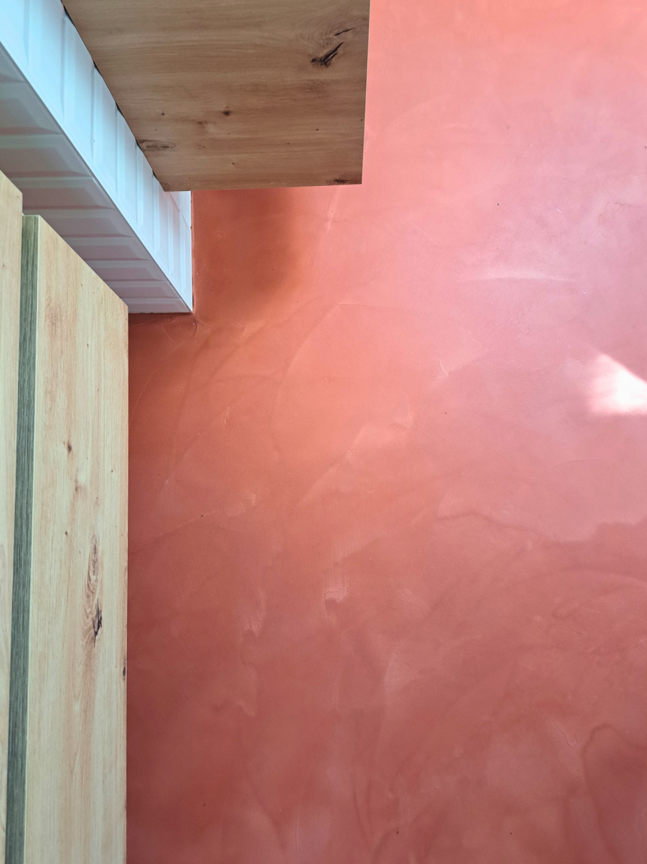 Sol béton terracotta et bois — maison Dora Luxembourg · Home Stories Mélanie Trinkwell