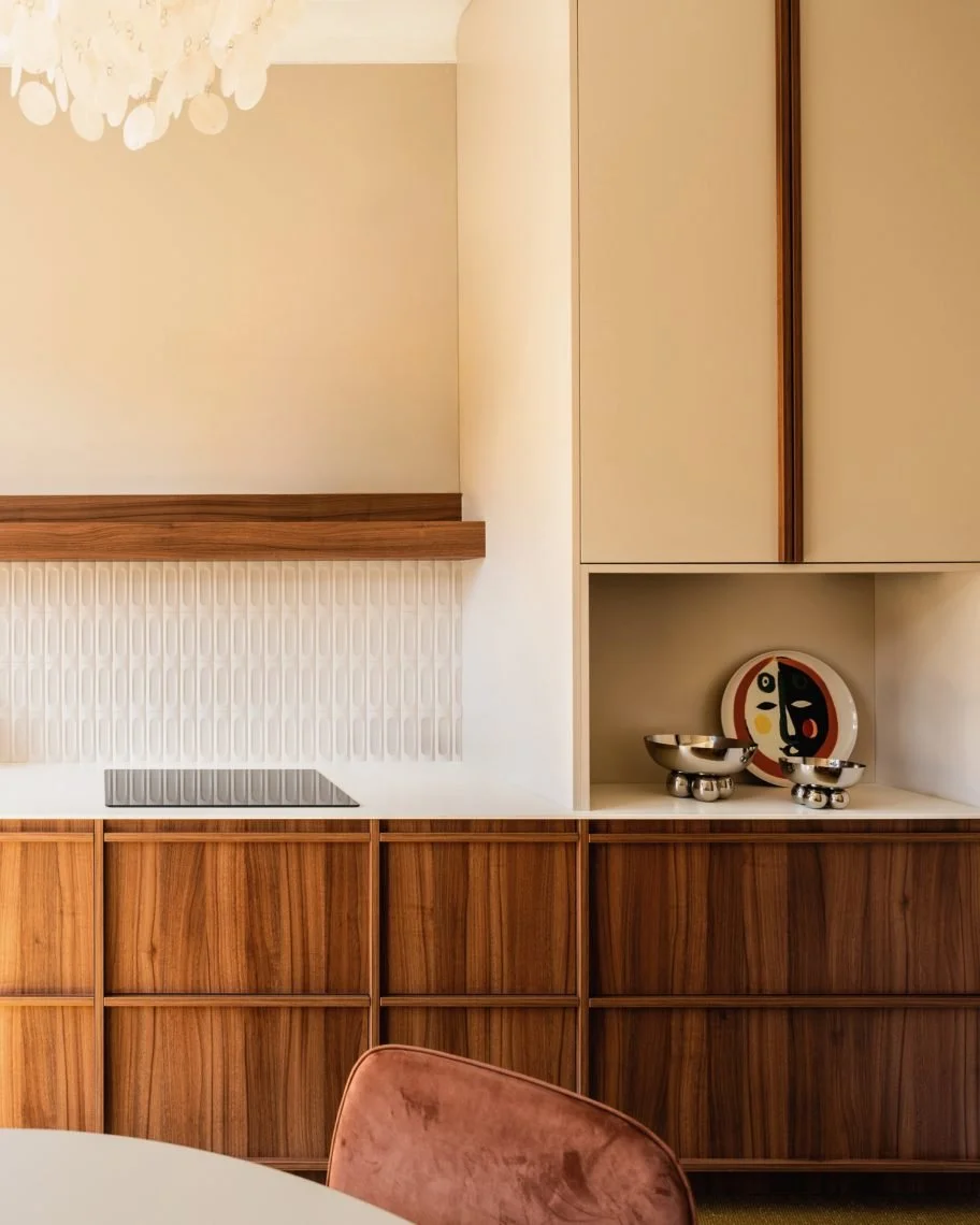 Cuisine noyer sur mesure — menuiserie showroom Mannda Metz · Mélanie Trinkwell