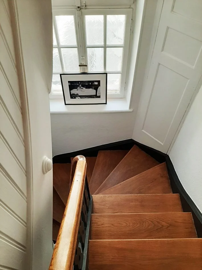 Escalier chêne et boiseries blanches Mannda Metz · Home Stories Mélanie Trinkwell