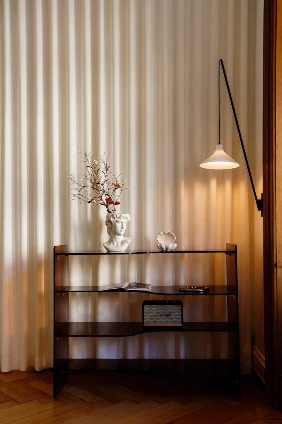 Détail boiserie mobilier - Mannda -  design d'intérieur tertiaire · Mélanie Trinkwell Studio