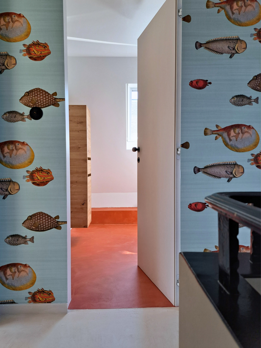 Couloir papier peint poissons — salle bain enfant maison Dora Luxembourg · Mélanie Trinkwell