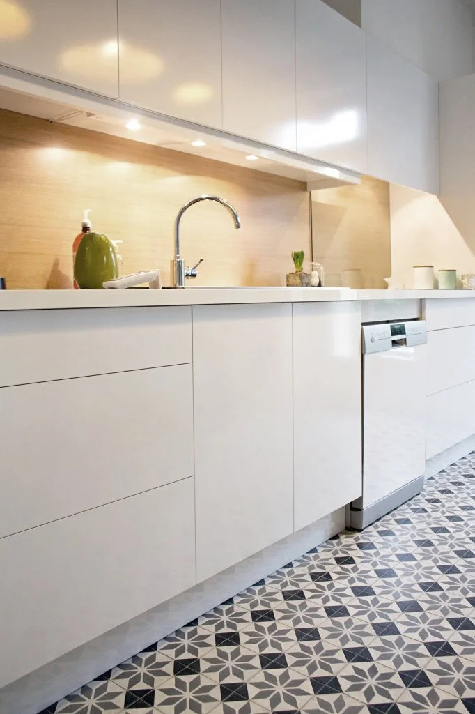 Cuisine blanche plan travail bois — maison Smala Sceaux · Mélanie Trinkwell