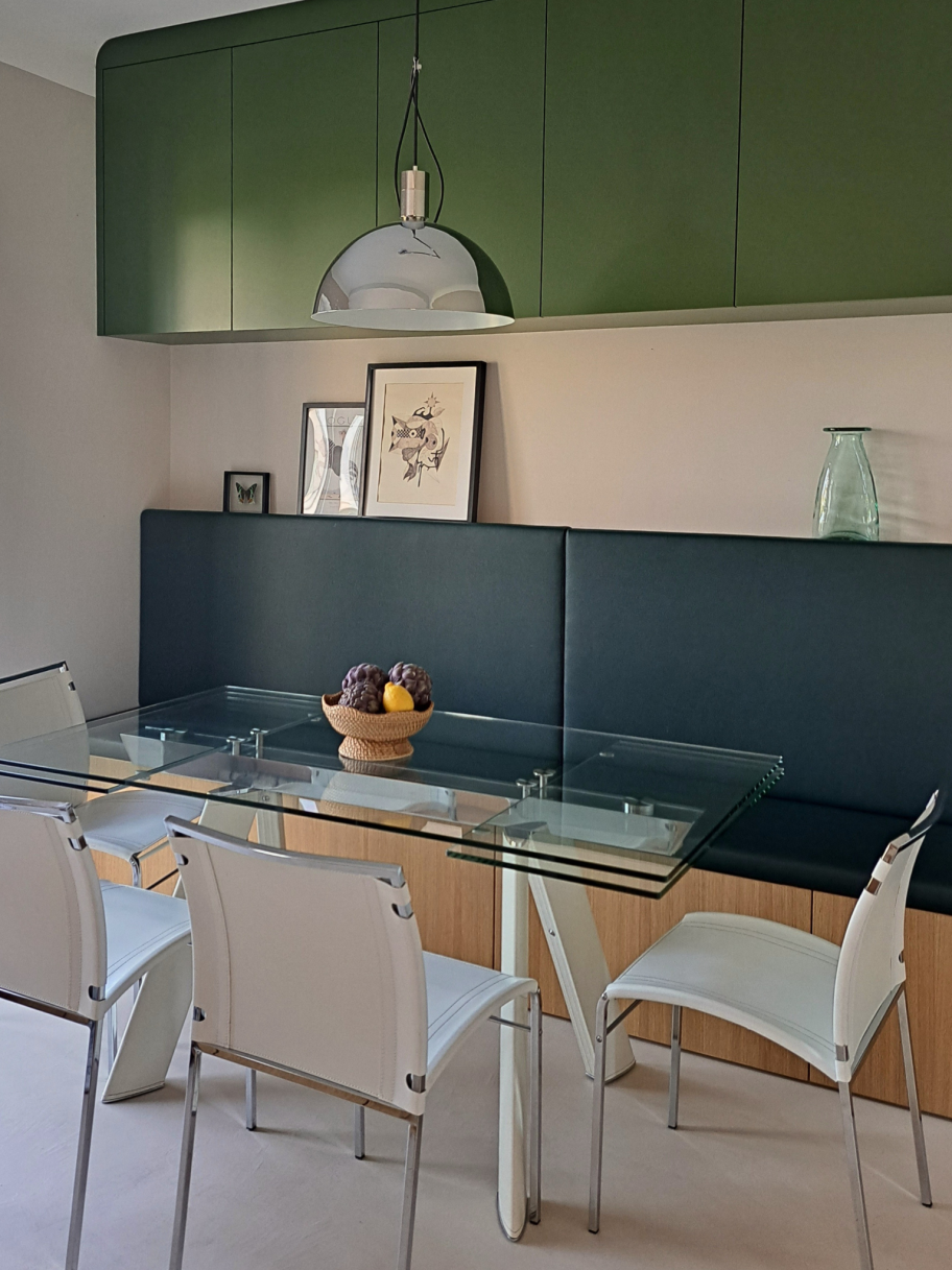 Cuisine verte et table verre — maison Dora Luxembourg · design résidentiel Mélanie Trinkwell