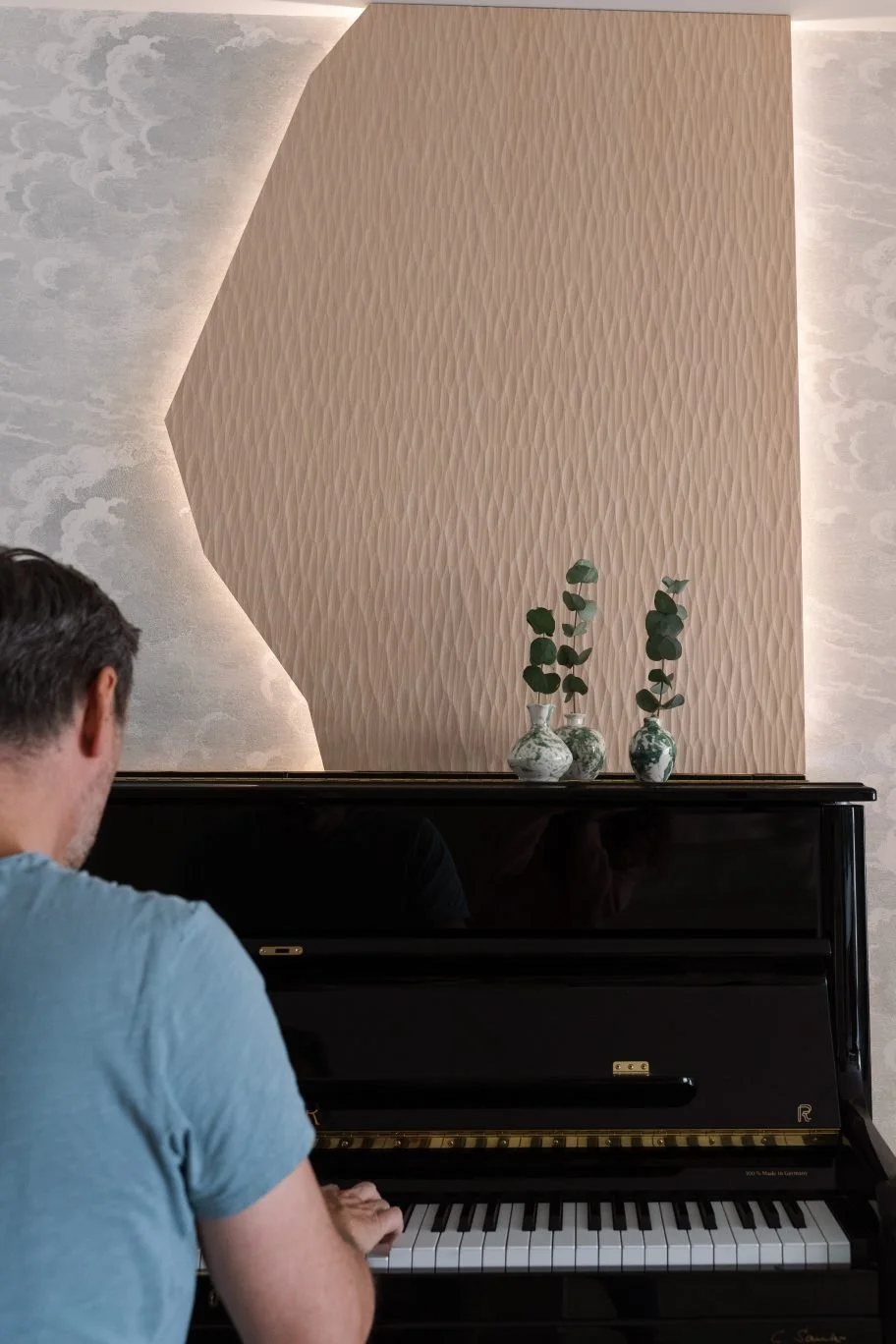 Salon piano et mur texturé — appartement Le Magicien Bettembourg Luxembourg · Mélanie Trinkwell