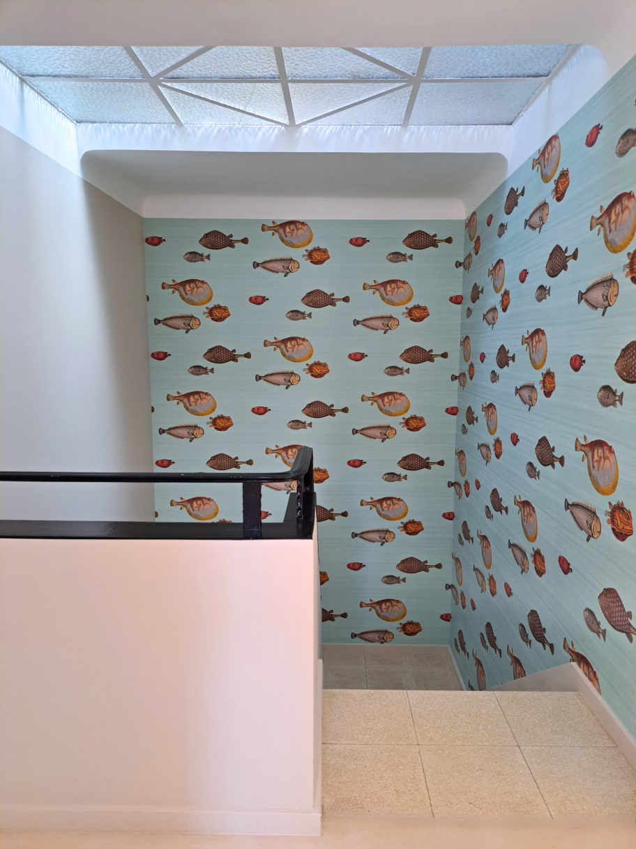 Couloir papier peint poissons — chambre enfant maison Dora Luxembourg · Mélanie Trinkwell