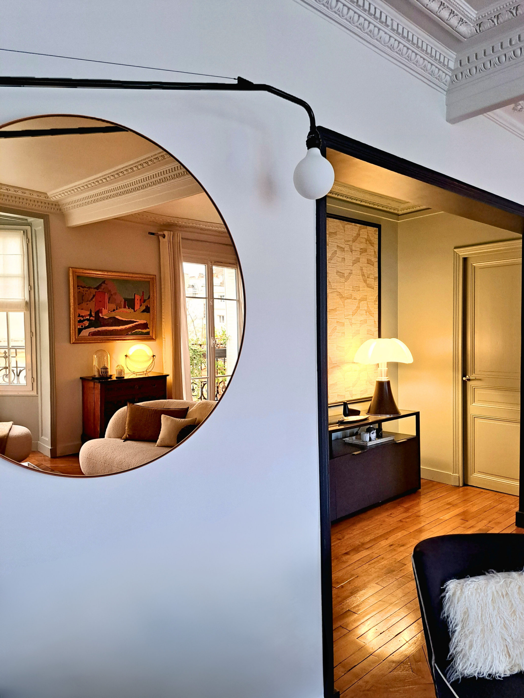 Appartement Eugénie Vincennes — miroir circulaire et cloison noire · design résidentiel Mélanie Trinkwell