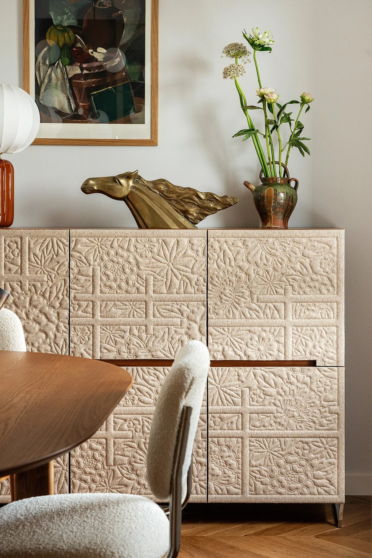 Buffet texturé et mobilier sur mesure — appartement Rocky Yutz · design résidentiel