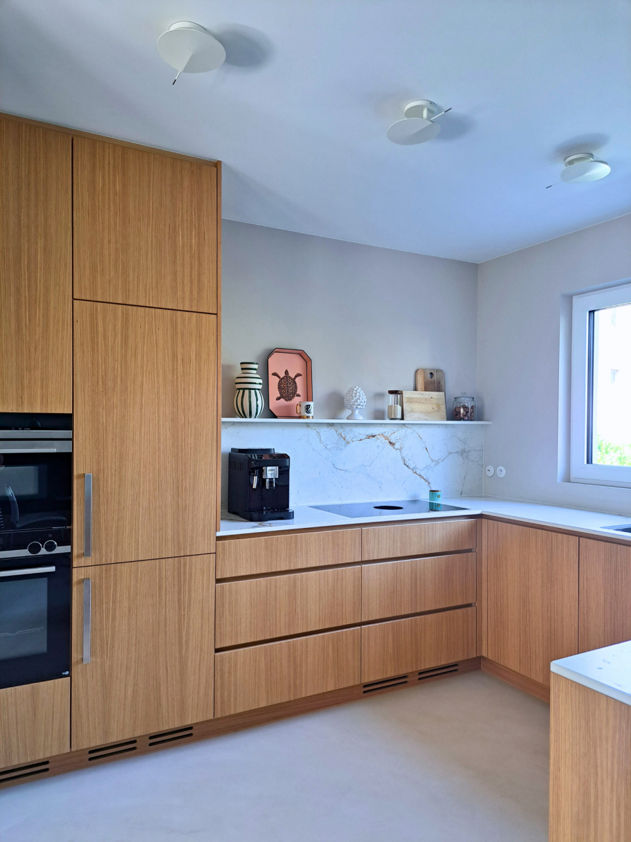 Cuisine bois clair — maison Dora Luxembourg Cessange · Mélanie Trinkwell Studio