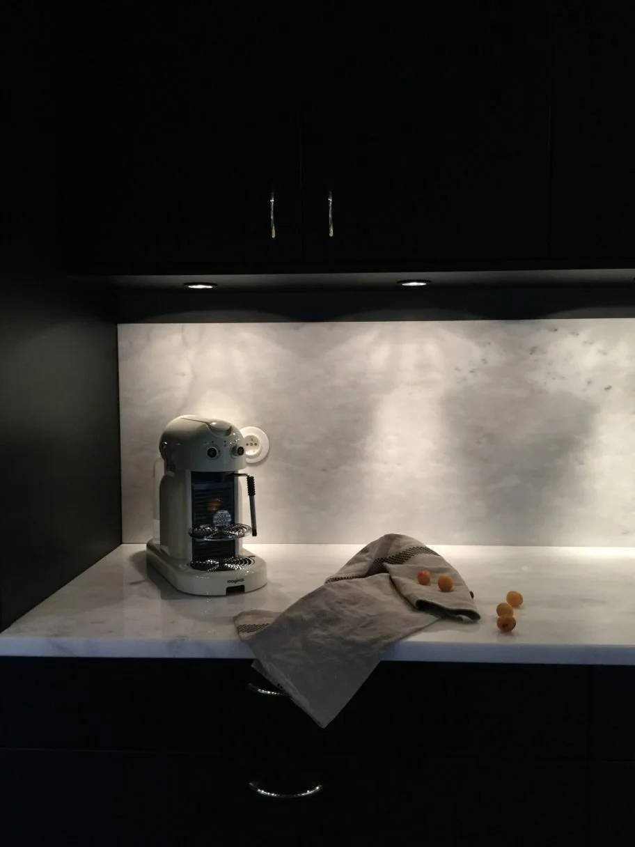 Cuisine noire sous-éclairage — rénovation Le Nôtre Sceaux · Home Stories Mélanie Trinkwell