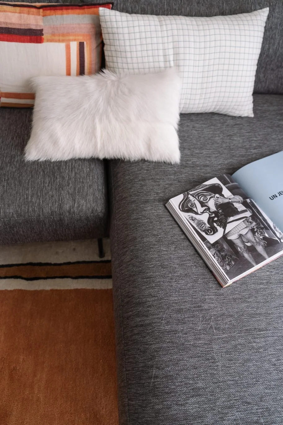Mix de coussins lin fourrure laine — appartement Le Magicien Bettembourg · Mélanie Trinkwell