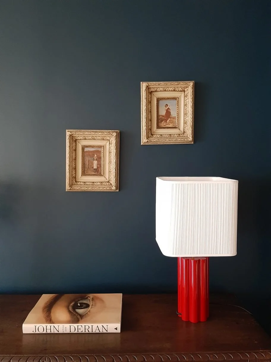 Coin lecture mur bleu et lampe rouge — appartement Adolphe Luxembourg · Mélanie Trinkwell Studio