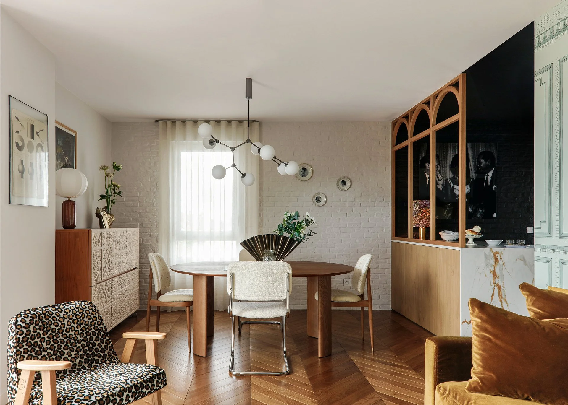 Salle à manger chaises mixtes — appartement Rocky Yutz · design intérieur Mélanie Trinkwell