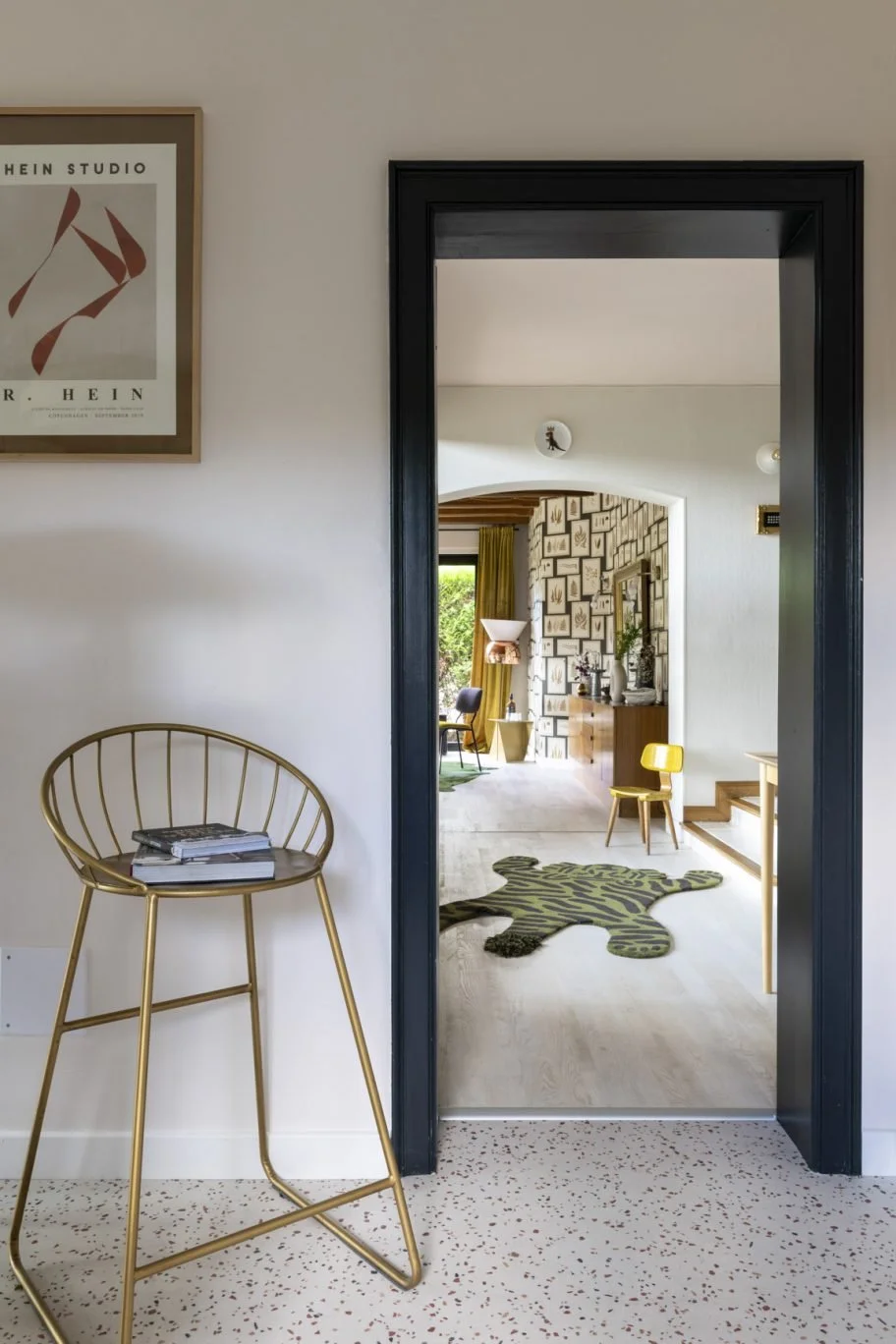 Couloir avec affiche Hein Studio — maison Bear Metz · décoration intérieure Mélanie Trinkwell