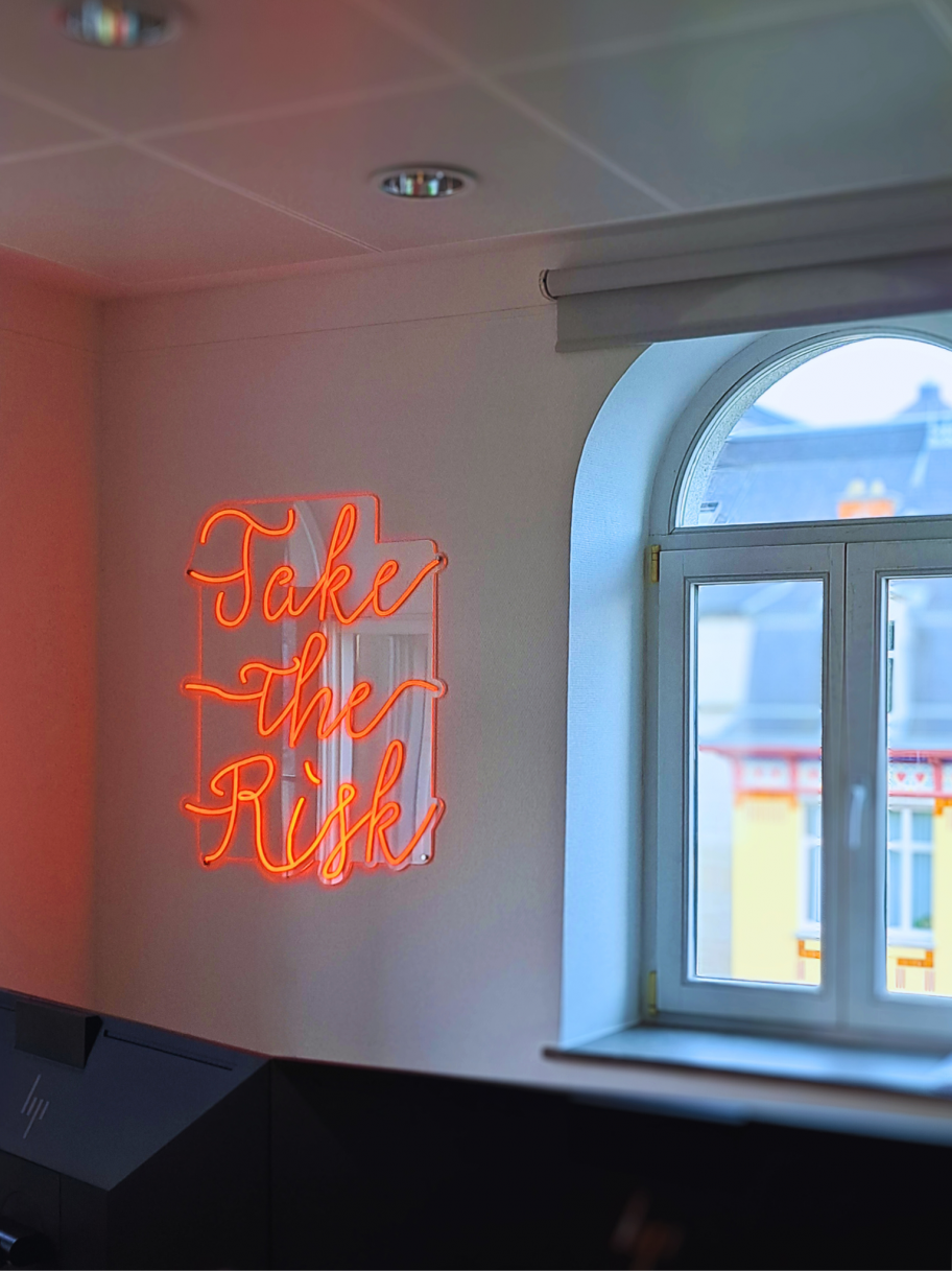 Espace bureaux neon - Spuerkeess · aménagement espaces de travail Office Stories