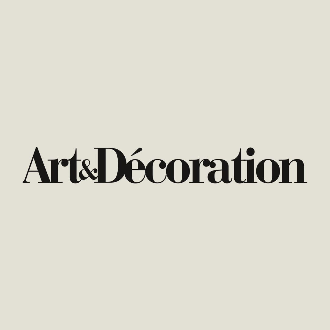 Texte 'Art & Décoration' écrit en noir sur fond gris clair.