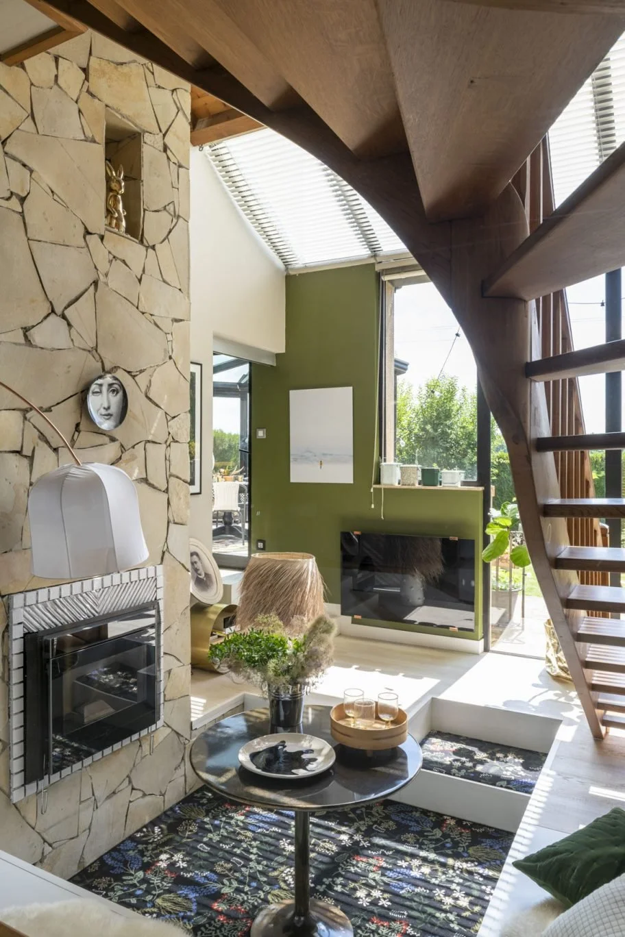 Mur vert foncé et chaise dorée — décor maximaliste maison Bear Metz · Mélanie Trinkwell
