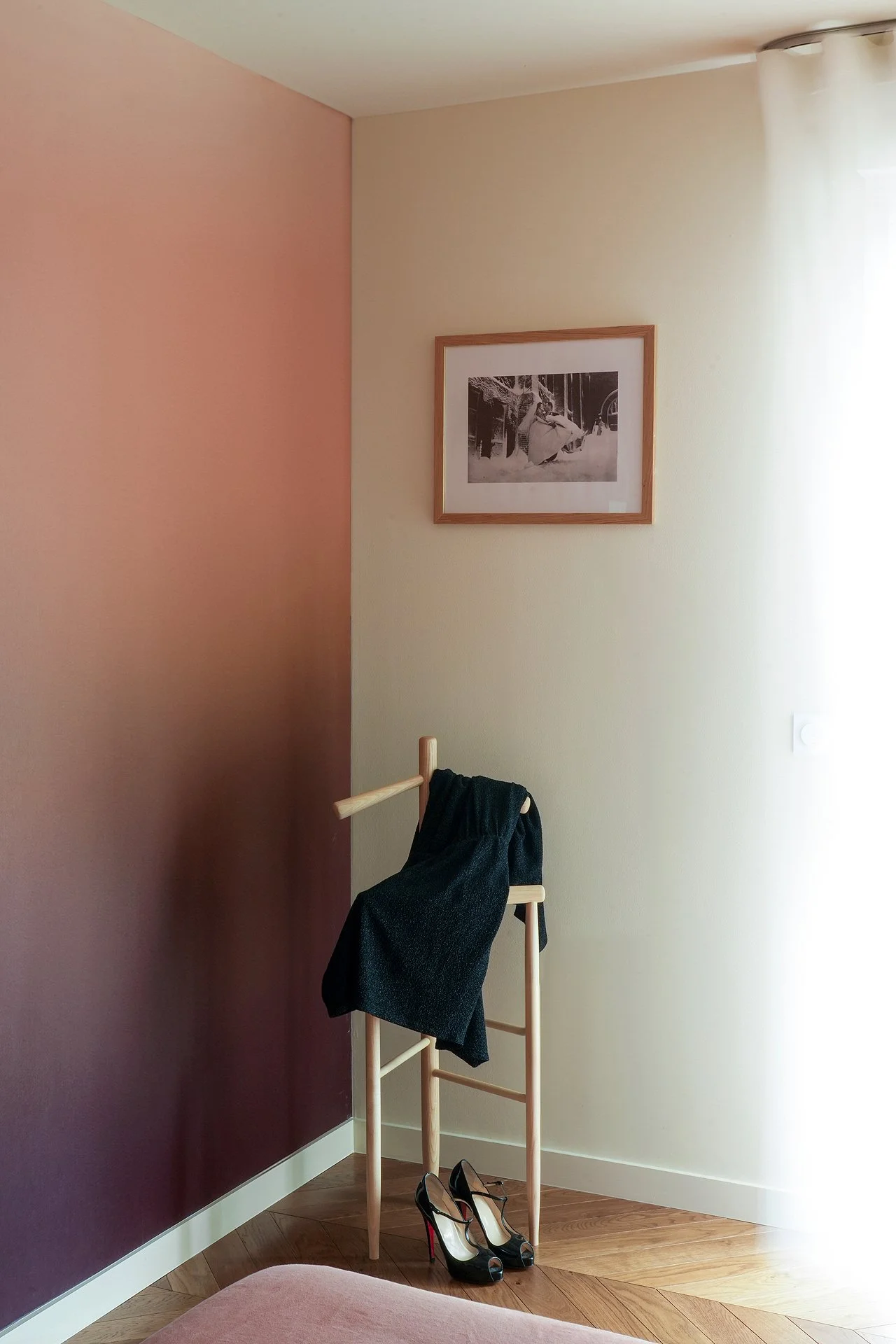 Panneau mural texturé et lumière dorée — appartement Rocky Yutz · Mélanie Trinkwell