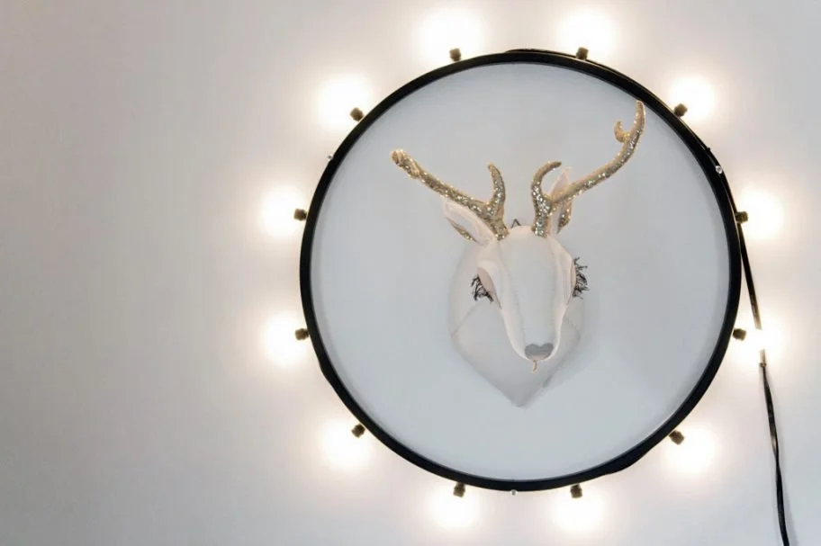 Décoration tête de cerf miroir circulaire — maison Smala Sceaux · Mélanie Trinkwell Studio