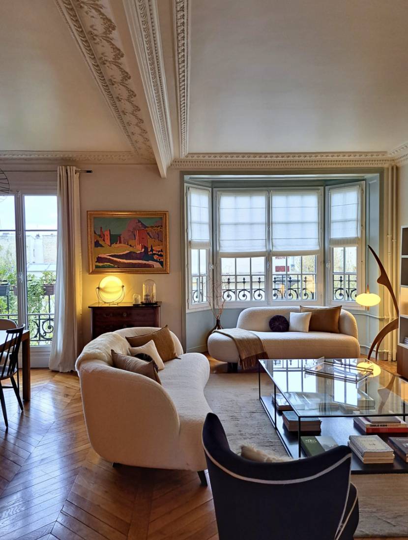 Appartement Eugénie Vincennes — salon moulures haussmanniennes canapé crème · Mélanie Trinkwell