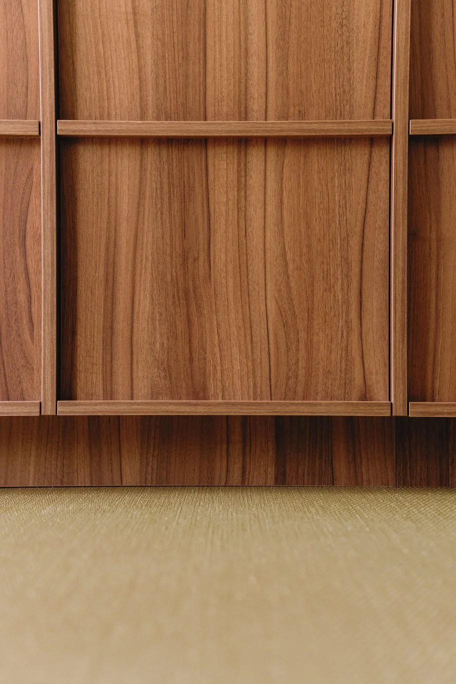 Boiserie noyer sur mesure — menuiserie showroom Mannda Metz · Mélanie Trinkwell