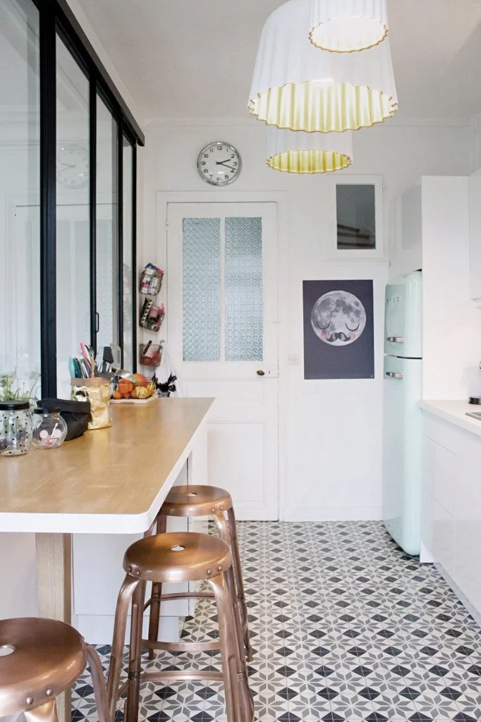 Cuisine îlot et tabourets bois — maison Smala Sceaux · Mélanie Trinkwell