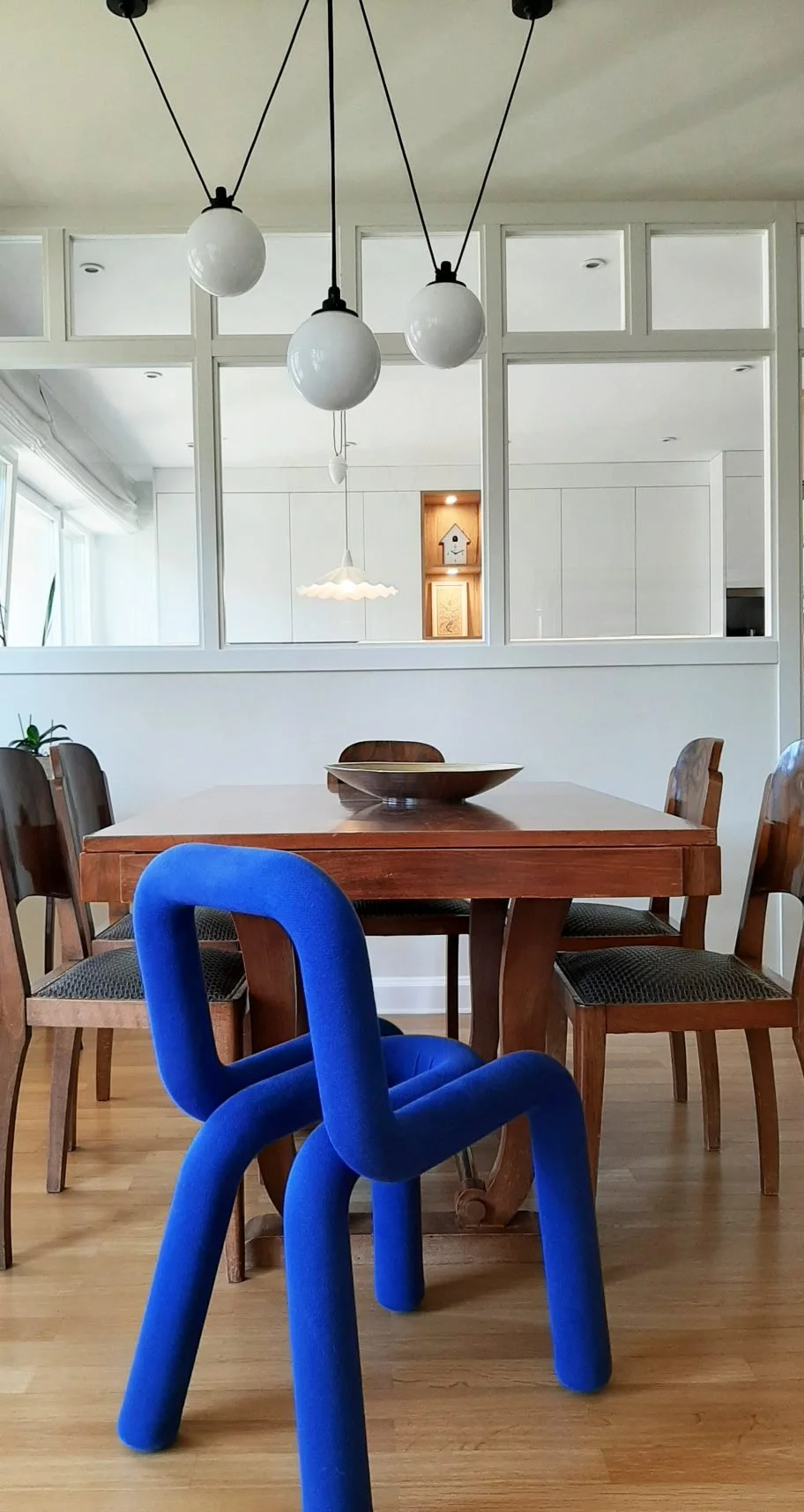 Salle à manger chaise Bold bleue — appartement Adolphe Luxembourg · design résidentiel Mélanie Trinkwell