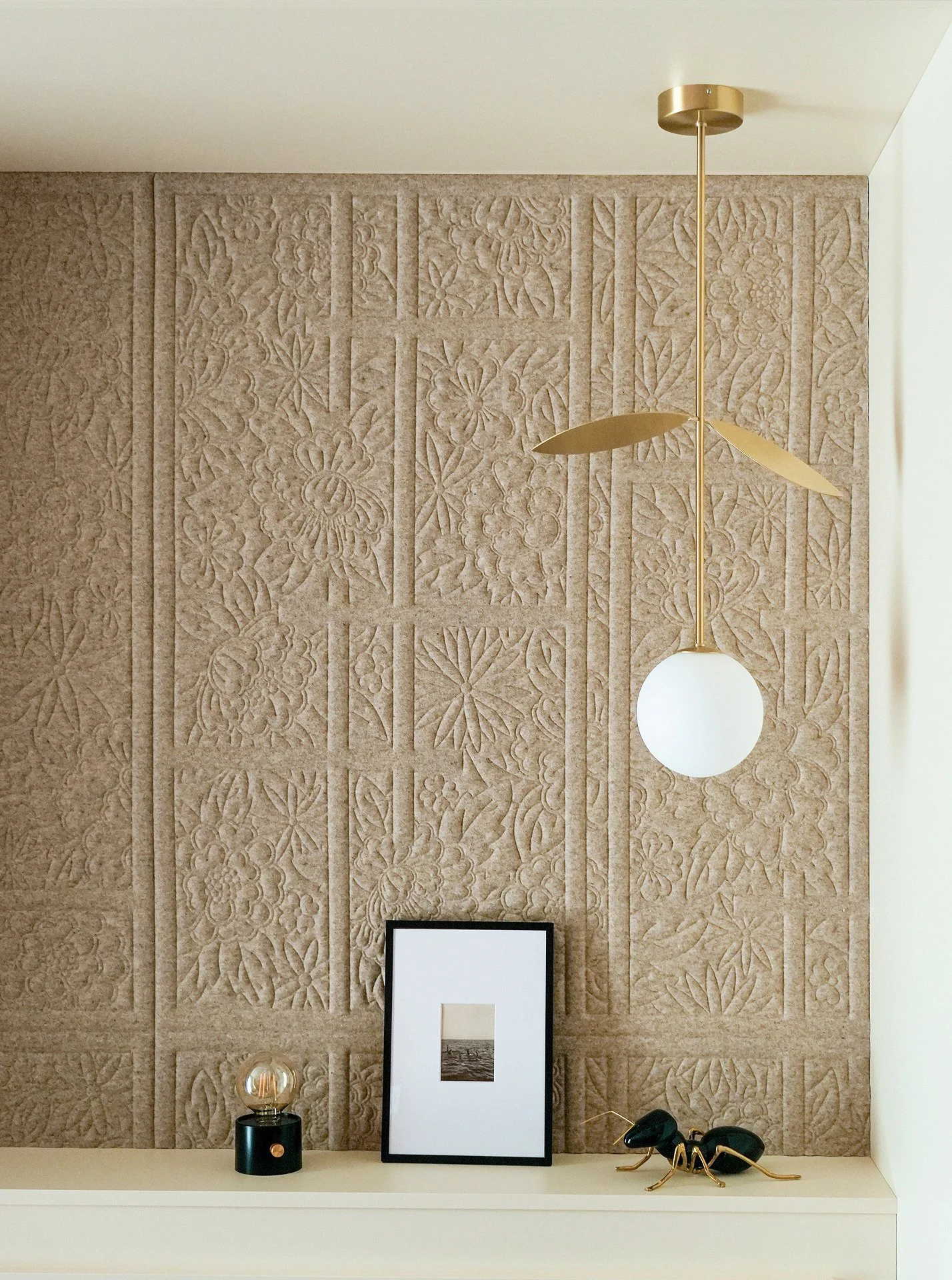 Chambre tête de lit texturée Arte - appartement Rocky Yutz · Home Stories