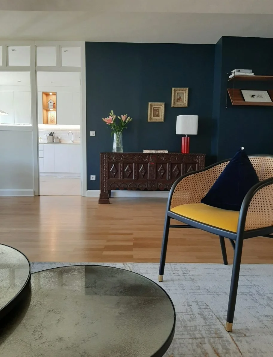Appartement Adolphe Luxembourg — salon bleu nuit chaise jaune et verrière · Mélanie Trinkwell