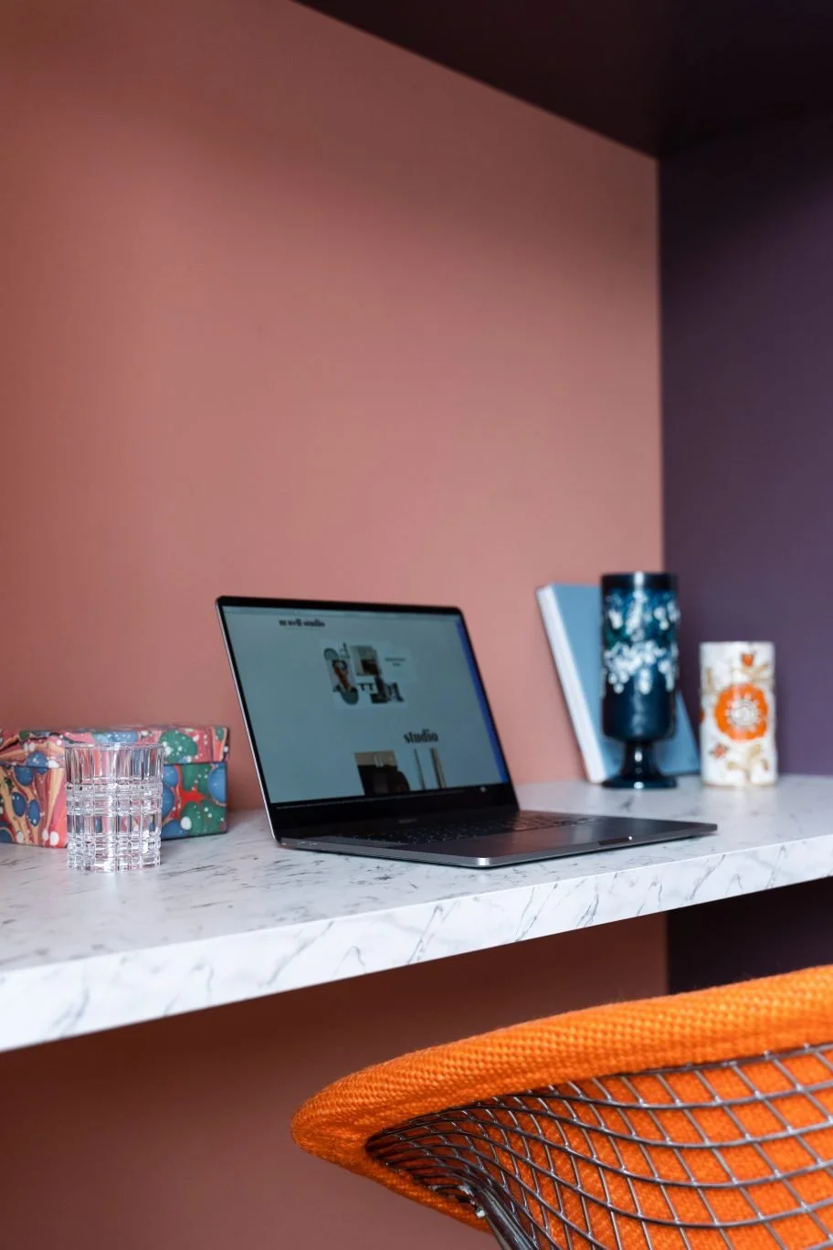 Bureau home office mur mauve — appartement Le Magicien Bettembourg · Mélanie Trinkwell Studio