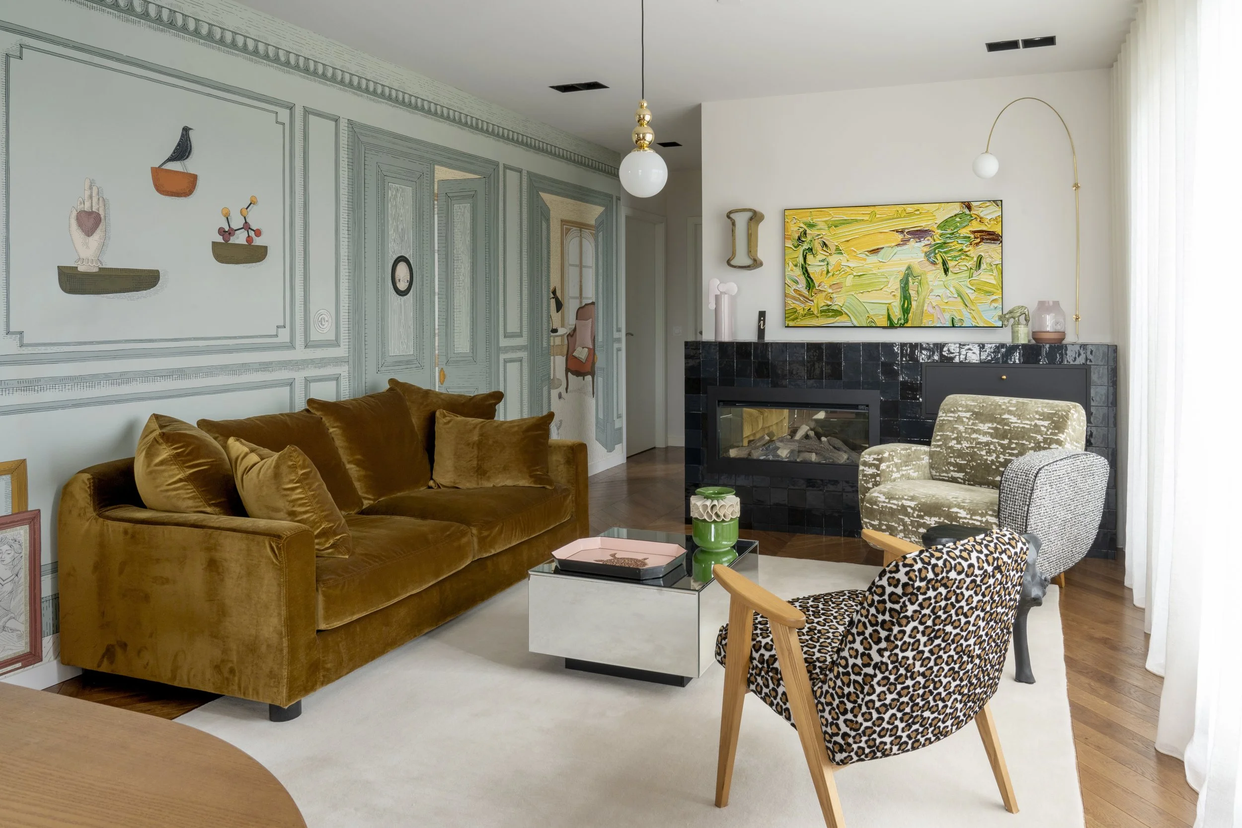 Salon appartement Rocky Yutz — canapé velours moutarde et moulures vertes · Mélanie Trinkwell