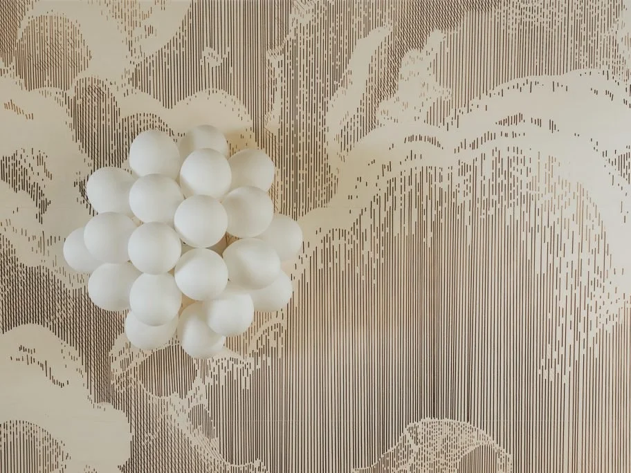 Décor plafond sculptural blanc — scénographie Mannda Metz · Mélanie Trinkwell