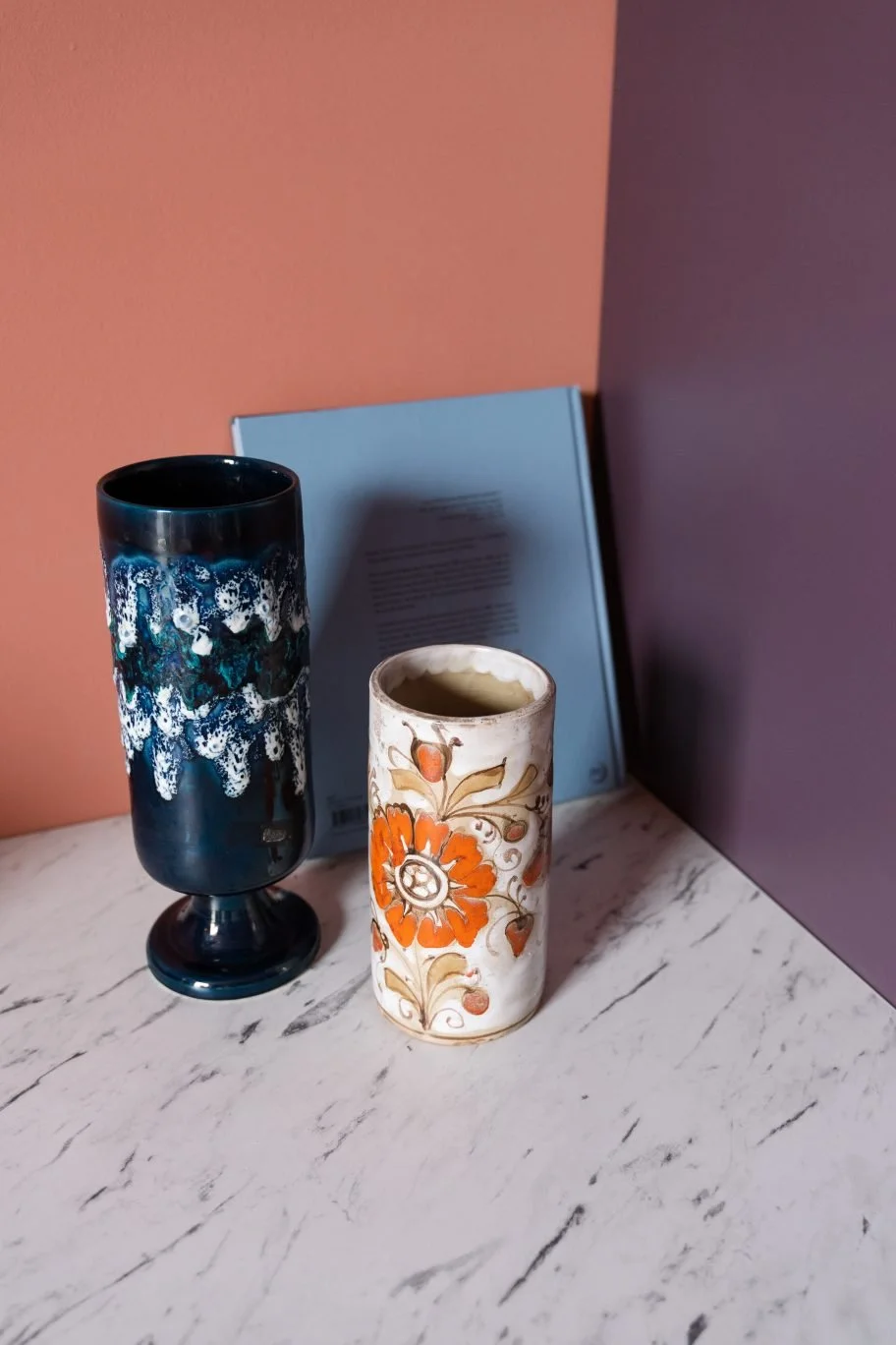 Mur mauve et vases céramiques vintage — appartement Le Magicien Bettembourg Luxembourg