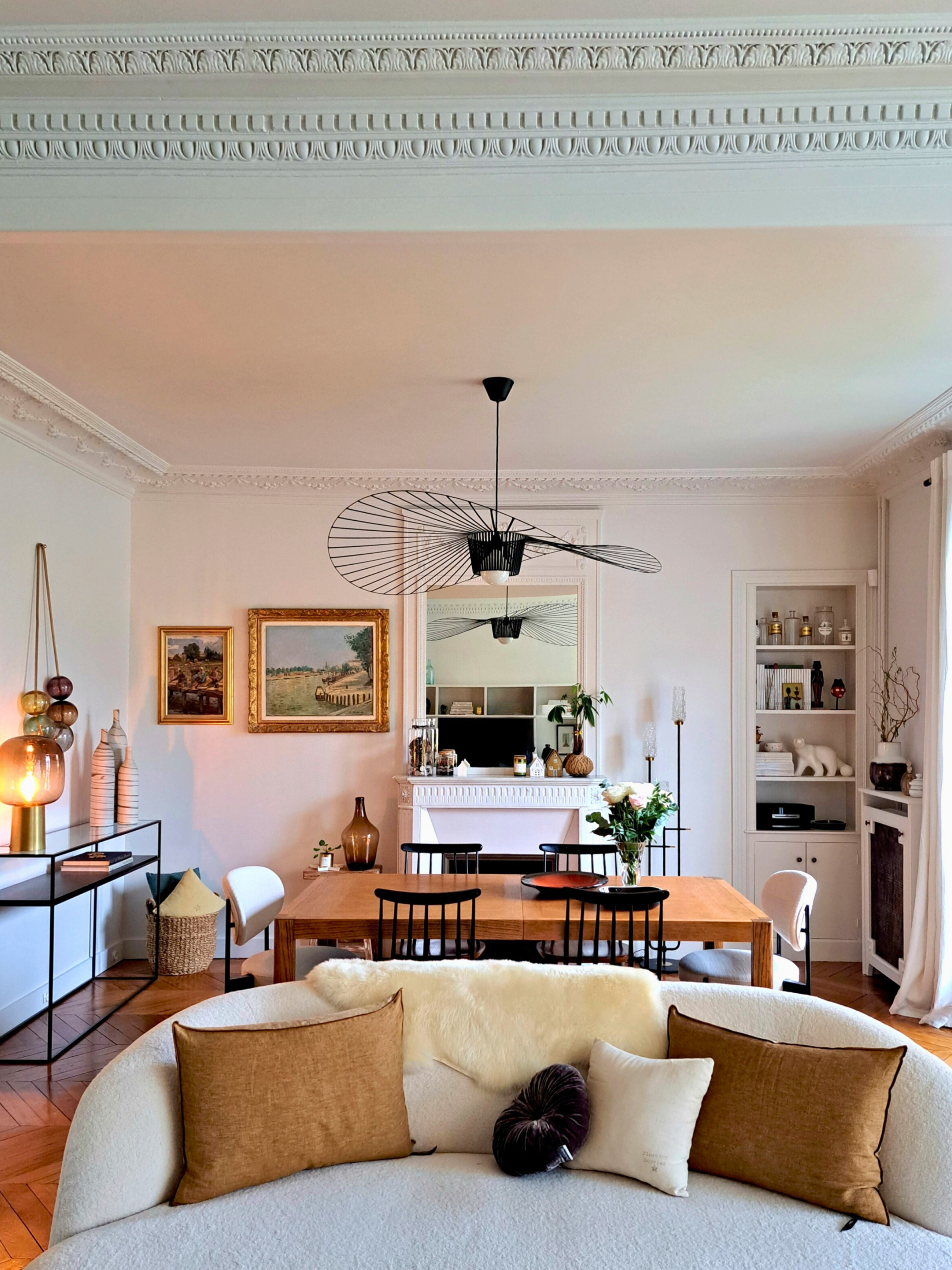 Salon canapé organique et fenêtres — appartement Eugénie Vincennes 130m² · Mélanie Trinkwell