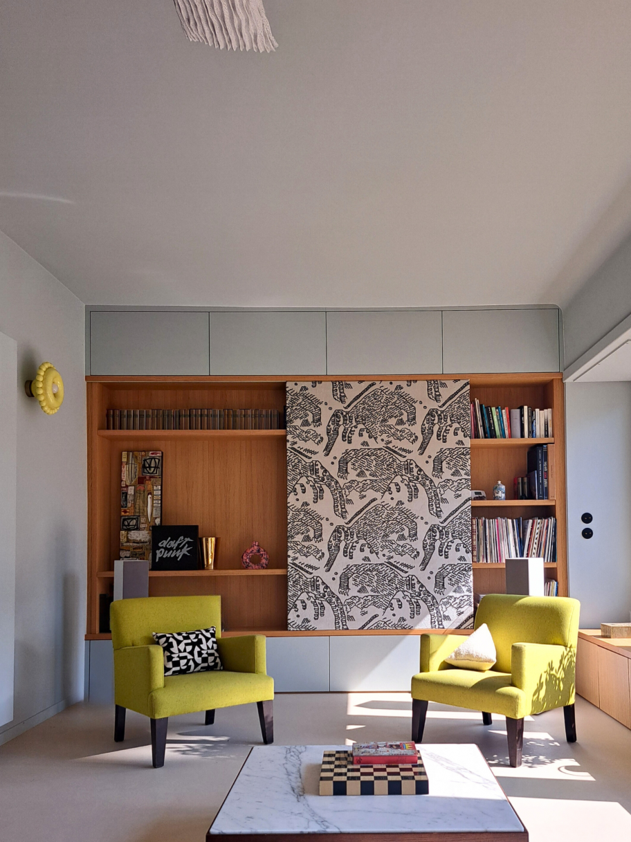 Maison Dora Luxembourg — arche noire et fauteuils jaunes · Home Stories Mélanie Trinkwell