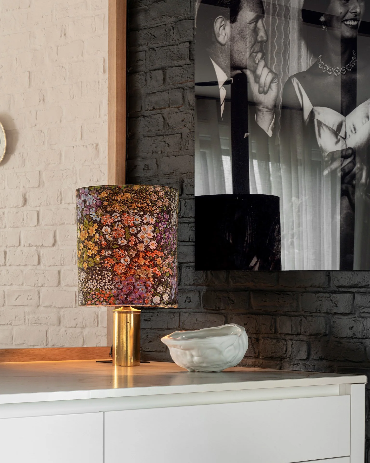 Mur brique noir et lampe vintage — appartement Rocky Yutz · Mélanie Trinkwell Studio