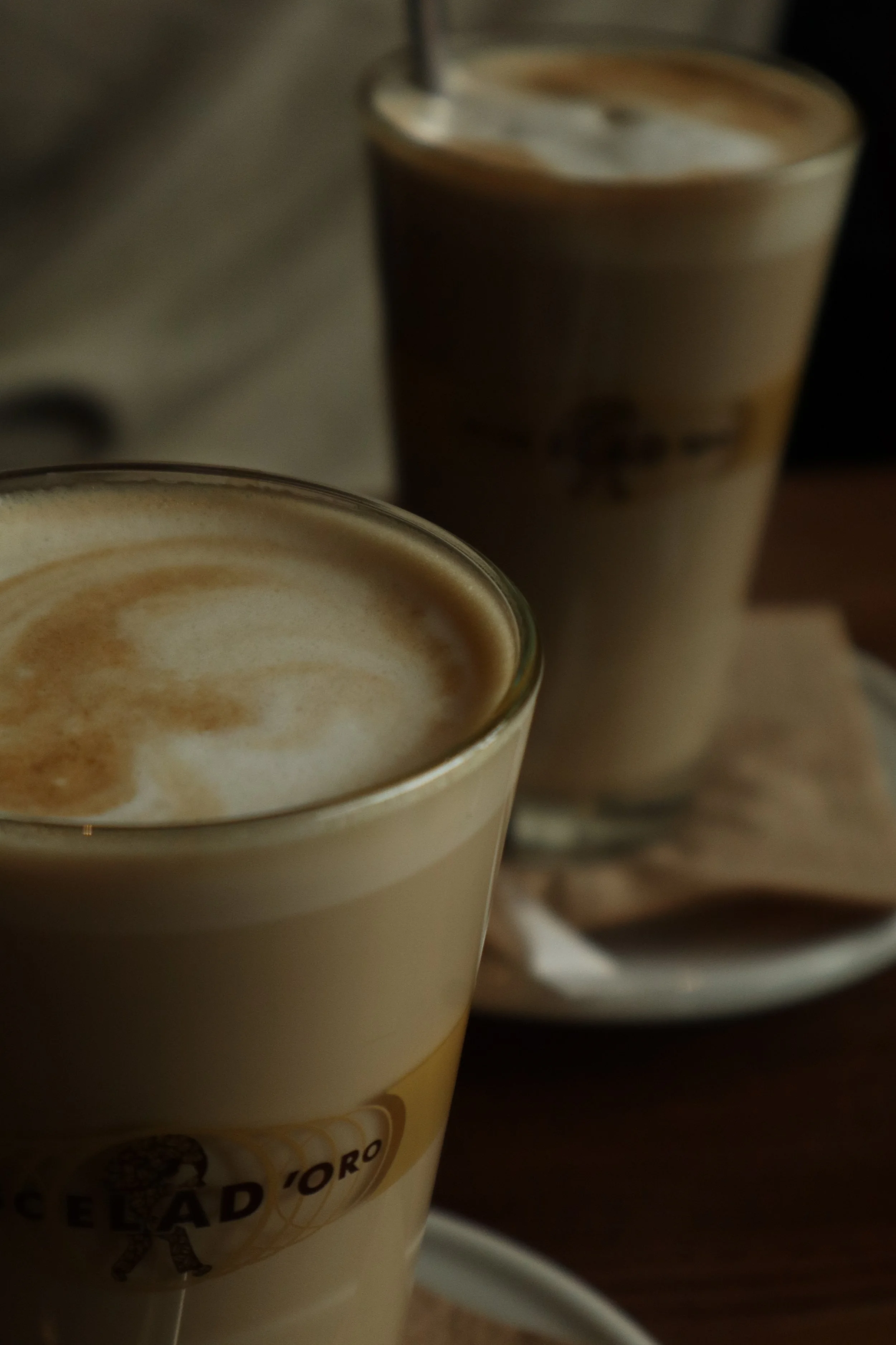 Deavi marketing photography of two coffee cups