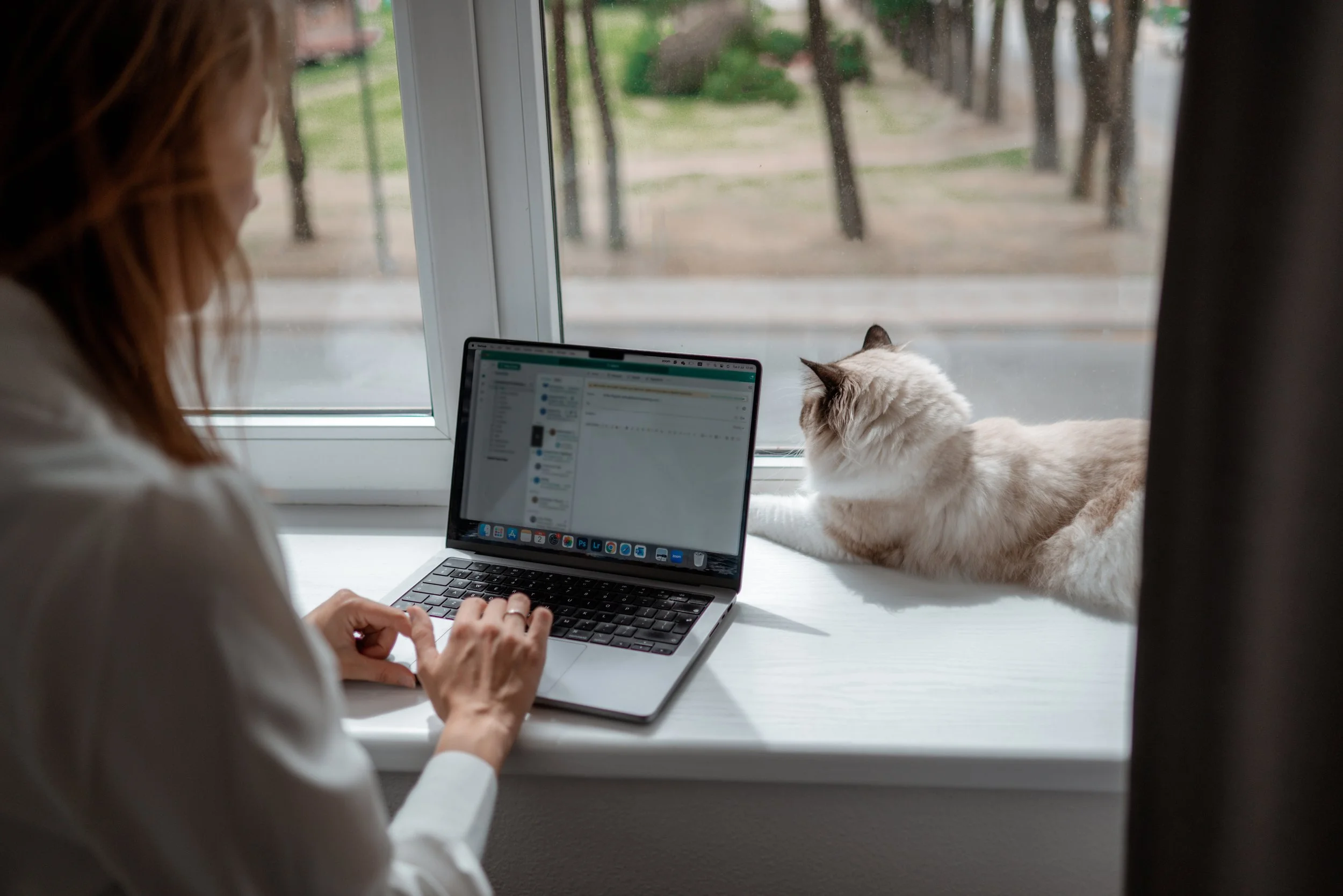 Erika and Taira, laptop, Deavi Marketing