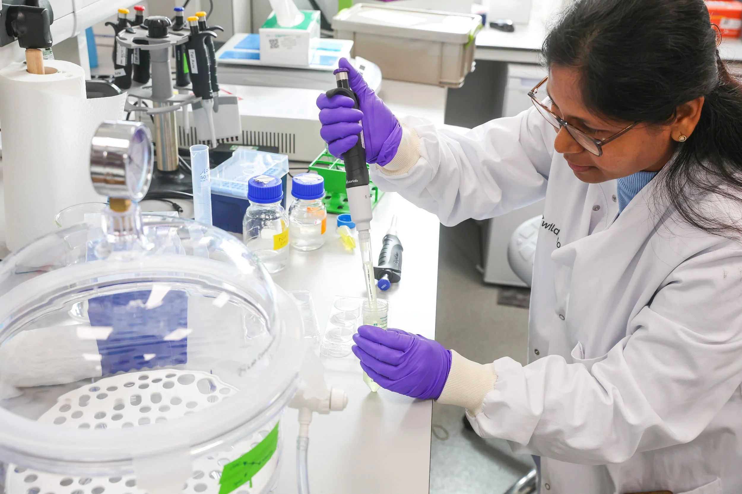 Wild+Bioscience+research+associate+Sonal+Dhamgaye+investigating+plant+samples+for+the+expanding+wheat+transformation+team+at+Milton+Park,+Oxfordshire.jpg