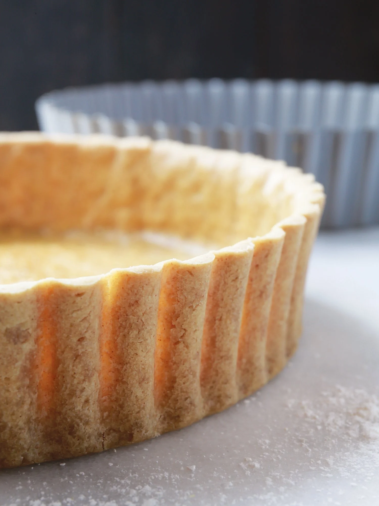 Torta de pão de ló com fundo de embrulhos de papel alumínio