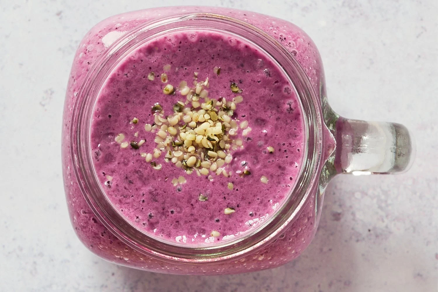 smothie de mirtilos e sementes de canhamo